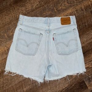 Levi’s woman’s Jean short wedgie short size 28 wide leg lightwash distressed hem